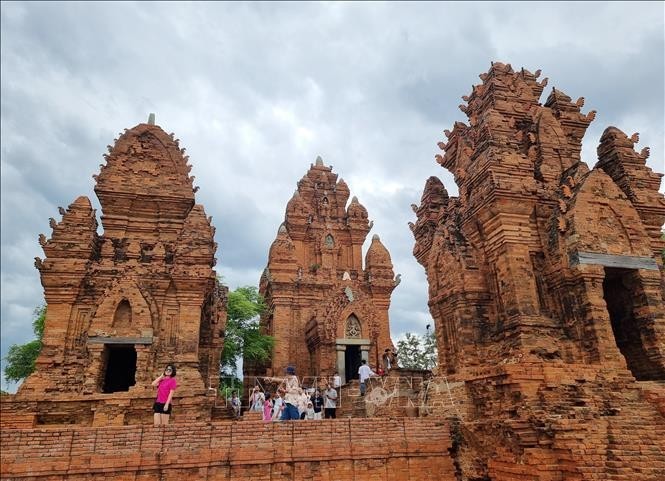 Des touristes visitent le tour Po Klong Garai. Photo : VNA.