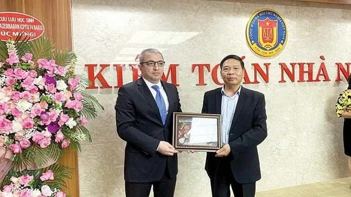 Dang The Vinh, chef adjoint de l’Audit d’État et président de l’Association d’amitié Vietnam — Azerbaïdjan et l'ambassadeur d'Azerbaïdjan au Vietnam. Photo : Petrotimes.