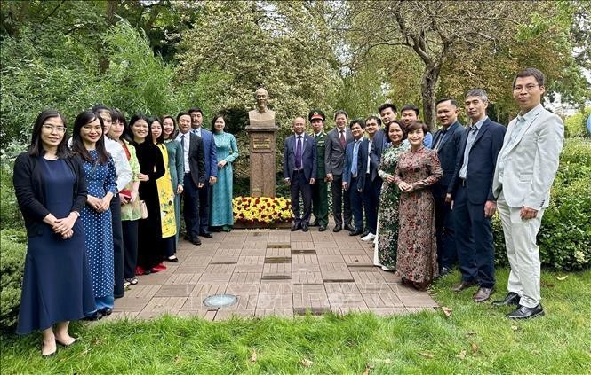 Le personnel de l'ambassade du Vietnam en France dépose une couronne de fleurs au pied du buste du Président Hô Chi Minh au parc Montreau à Montreuil, en banlieue de la capitale Paris. Photo : VNA.