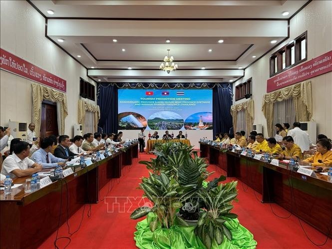 La conférence de promotion du tourisme entre les provinces de Quang Binh (Vietnam), Khammouane (Laos) et Nakhon Phanom (Thaïlande). Photo : VNA.