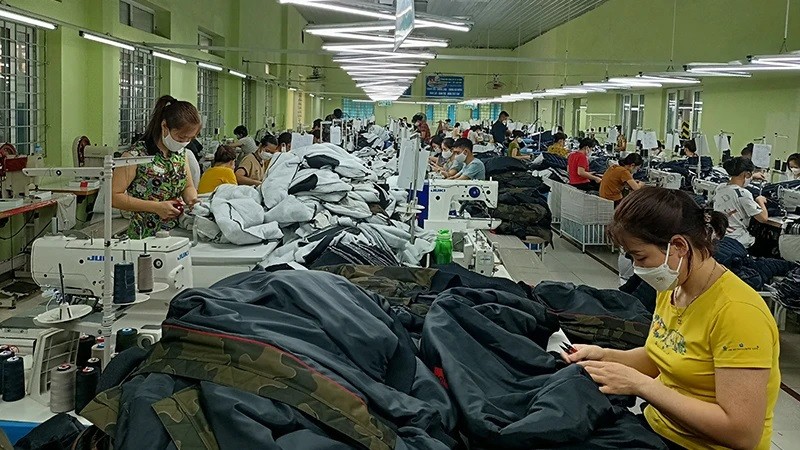 La production de vêtements destinés à l’exportation se poursuit au sein de la Compagnie générale de textile et d’habillement de Nam Dinh. Photo : NDEL