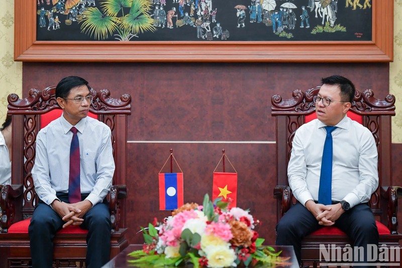 Le rédacteur en chef du journal Nhan Dan, Le Quoc Minh (à droite), a accueilli la délégation du journal Pasaxon, dirigée par le rédacteur en chef adjoint Syvanh Homsayadeth. Photo : Thanh Dat.