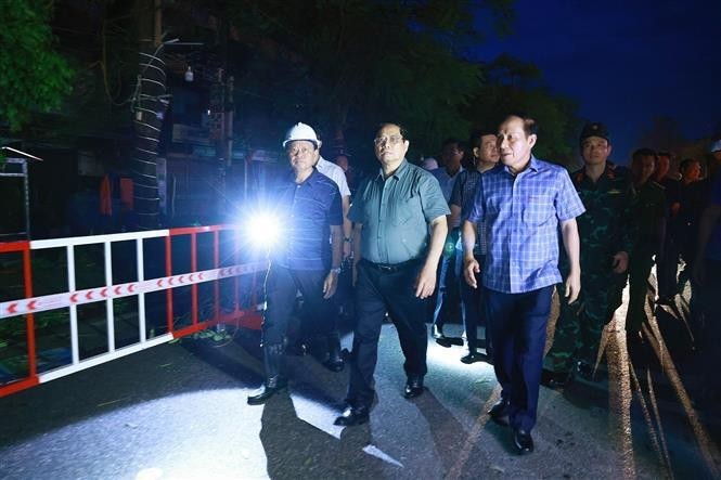 Le Premier ministre Pham Minh Chinh examine un bâtiment dégradé à Hai Phong, où les habitants ont été évacués avant l'arrivée du typhon Yagi. Photo : VNA.