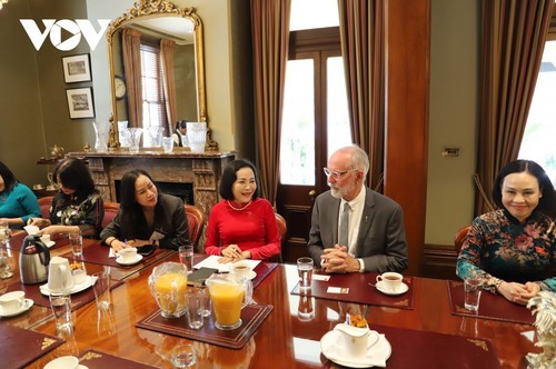 La vice-présidente de l'Assemblée nationale vietnamienne Nguyên Thi Thanh (ao dài rouge) et le président de la Chambre des représentants de la Nouvelle-Galles du Sud, Greg Piper. 