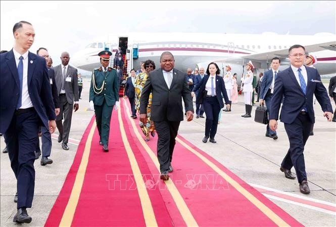 Cérémonie d'accueil du président mozambicain à l'aéroport de Nôi Bài. Photo : VNA. 