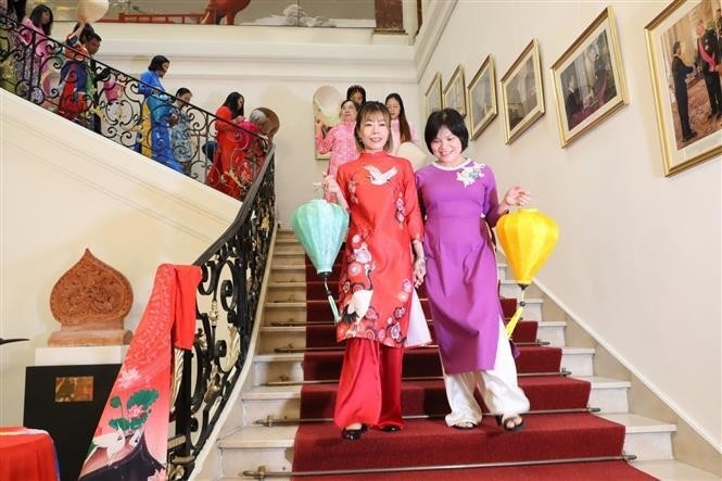 Un défilé d'Ao dai interprété par les membres du Club du patrimoine "Ao dai" en Belgique. Photo : VNA.