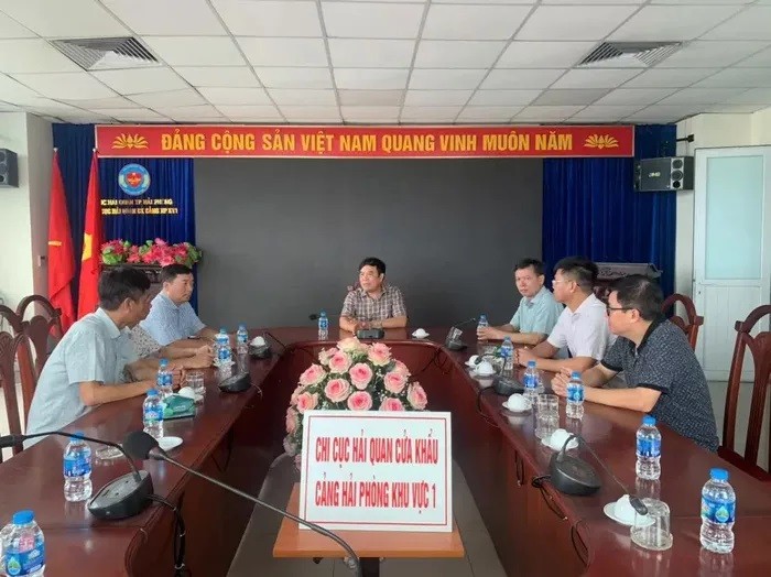 Le directeur général des douanes, Nguyen Van Tho, a eu une séance de travail avec le bureau des douanes de Hai Phong. Photo : Congthuong. 