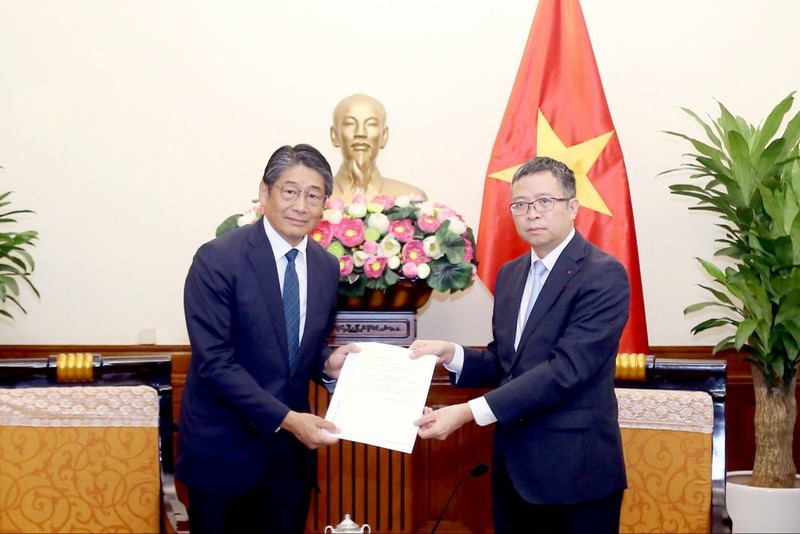 Le vice-ministre des Affaires étrangères Pham Thanh Binh (droite) et l'ambassadeur du Japon au Vietnam Ito Naoki. Photo : VNA.