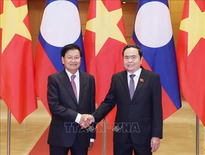 Le président de l'Assemblée nationale, Tran Thanh Man, (droite) et le secrétaire général et président du Laos Thongloun Sisoulith. Photo : VNA.