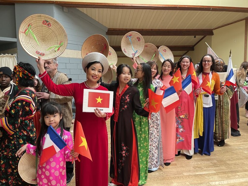 Des femmes vietnamiennes participent à un défilé en France en mars 2022 à l'occasion de la Journée internationale de la Francophonie (20 mars). 