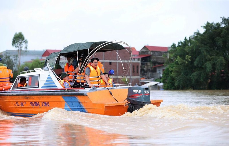  Le Premier ministre Pham Minh Chinh a inspecté la situation de la montée des eaux de la rivière Câu, commune de Van Tiên, ville de Viêt Yên, province de Bac Giang. Photo : VNA/CVN. 