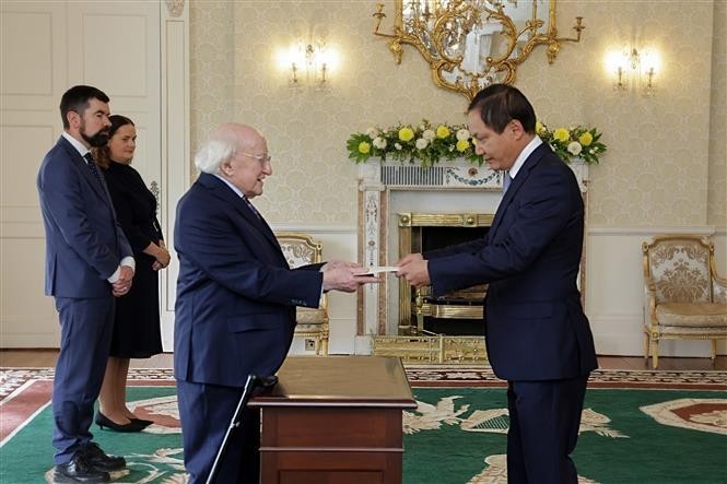 L'ambassadeur du Vietnam au Royaume-Uni et en Irlande, Do Minh Hung (droite), présente ses lettres de créance au président irlandais Michael D. Higgins. Photo : VNA.