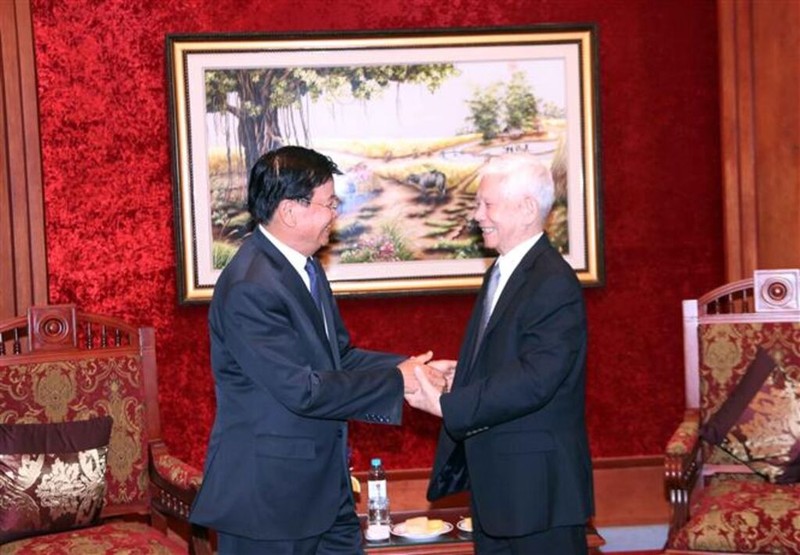 Thongloun Sisoulith (gauche) et l'ancien président vietnamien Nguyên Minh Triêt. Photo : VNA. 