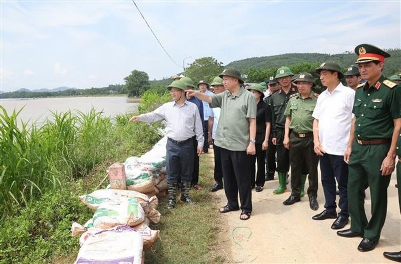 Le secrétaire général du Parti et président de la République, Tô Lâm (centre), est allé inspecter les activités de consolidation des digues de la rivière Lô, dans la province de Tuyên Quang. 