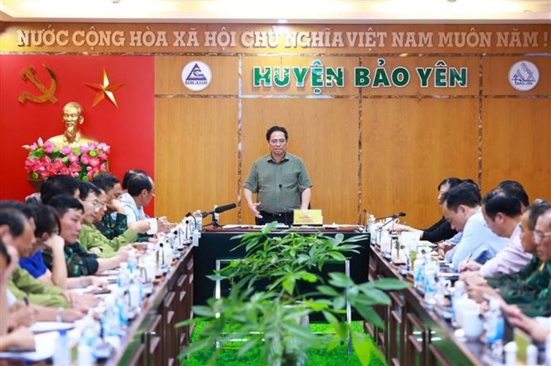 Le Premier ministre Pham Minh Chinh (centre) travaille avec les autorités de la province de Lào Cai, le 12 septembre. Photo : VNA. 