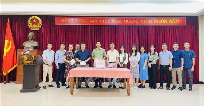 L'ambassade du Vietnam a reçu plus de 33 millions de dôngs (près de 1.350 dollars). Photo : VNA. 