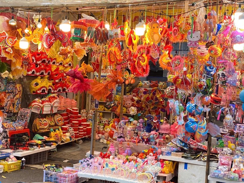 Située dans le vieux quartier de Hanoï, la rue Hang Ma est célèbre pour ses produits artisanaux traditionnels. 