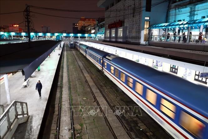 Le train Nord–Sud part de la gare de Hanoï. Photo : VNA.