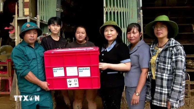 La vice-présidente du Comité populaire provincial de Yen Bai, Vu Thi Hien Hanh, remet des cadeaux de soutien du gouvernement australien à des sinistrés au quartier de Hong Ha, ville de Yen Bai, le 13 septembre. Photo : VNA.