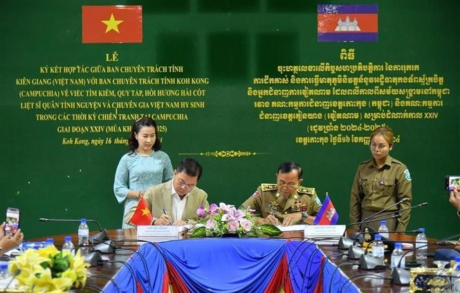 Cérémonie de signature de l'accord de coopération entre la province de Kien Giang et la province cambodgienne de Koh Kong. Photo : VNA.