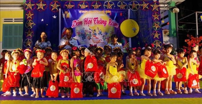 Les enfants de Truong Sa reçoivcent des cadeaux à l'occasion de la Fête de la Mi-Automne. Photo : VNA.