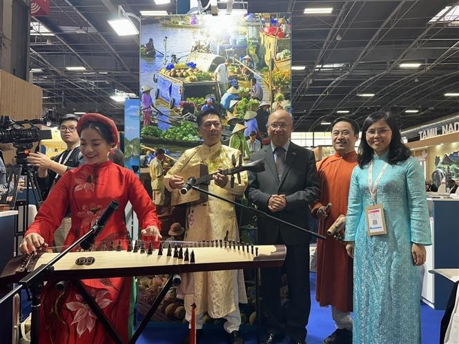 Un numéro artistique du Vietnam présenté au salon IFTM Top Resa 2024 en France. Photo : VNA.