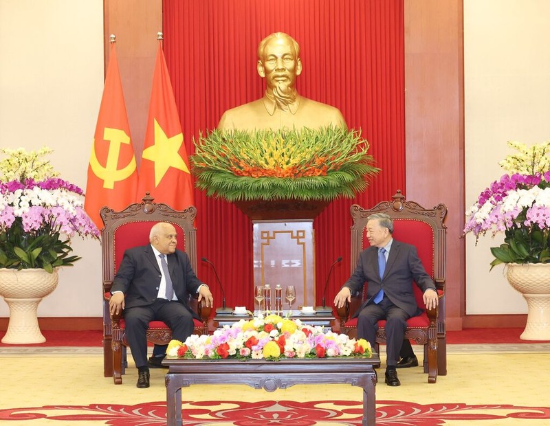 Le secrétaire général du Parti communiste du Vietnam et président de la République, Tô Lâm (droite), reçoit l’ambassadeur de Cuba au Vietnam, Orlando Nicolas Hernandez Guillen. Photo : VNA