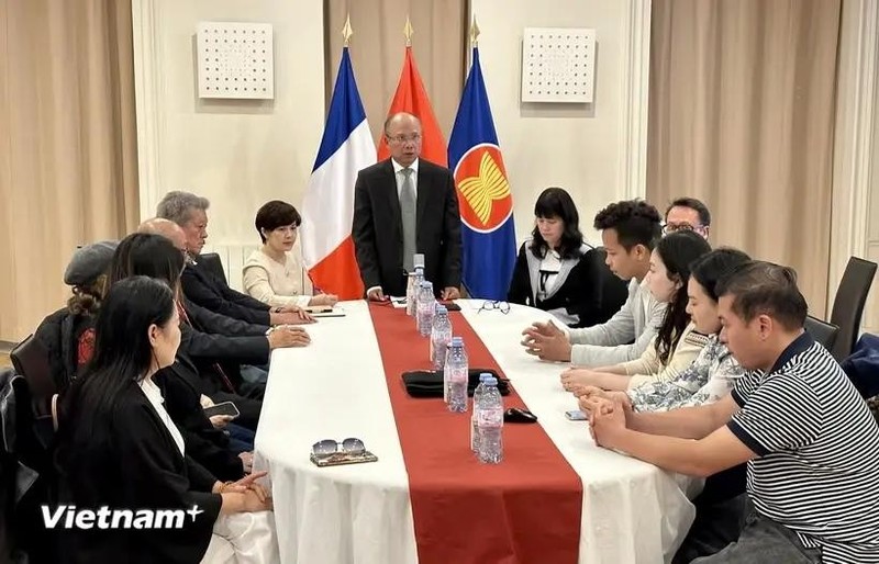 L'ambassadeur du Vietnam en France Dinh Toan Thang à la réunion avec des représentants d'associations vietnamiennes de diverses villes françaises, notamment Paris, Bordeaux, Lyon, Marseille et Grenoble. Photo : VNA.