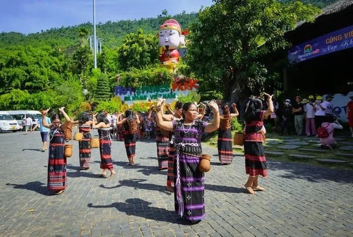 La danse Tung tung da da est interprétée par les Cơ Tu pour les touristes de la zone touristique de la montagne Than Tai. Photo : toquoc.vn