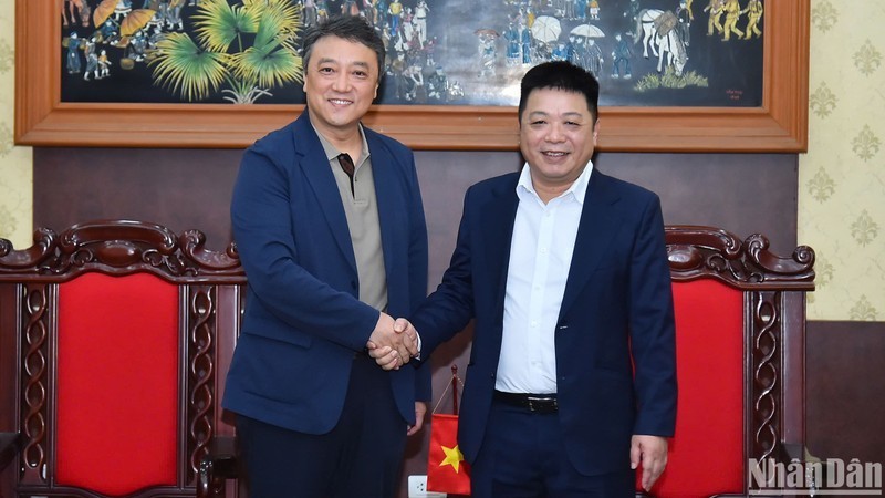 Que Dinh Nguyen, rédacteur en chef adjoint du journal Nhan Dan (à droite), et Zhao Yue, directeur général des ventes du bureau régional Asie-Pacifique de l’agence de presse Xinhua. Photo : NDEL 