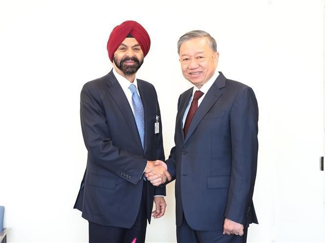 Le secrétaire général du Parti et président vietnamien To Lam (droite) et président de la Banque mondiale Ajay Banga. Photo : VNA.