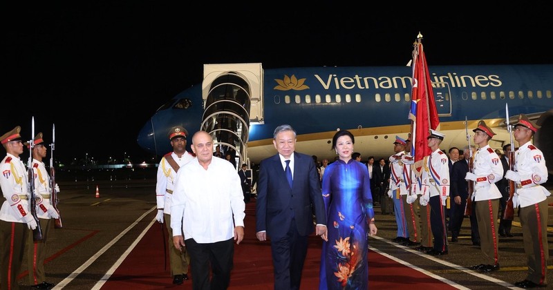 Roberto Morales Ojeda, membre du Bureau Politique et membre permanent du Secrétariat du Parti communiste de Cuba, a accueilli le secrétaire général et président To Lam et son épouse à l'aéroport international José Martí de La Havane. Photo : VNA