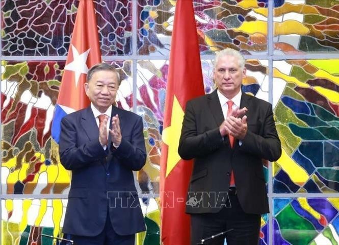 Le secrétaire général du Comité central du Parti communiste du Vietnam et président vietnamien To Lam (gauche) et le premier secrétaire du Comité central du Parti communiste de Cuba et président cubain Miguel Díaz Canel Bermudez à la cérémonie de signature d'accords de coopération. Photo : VNA.