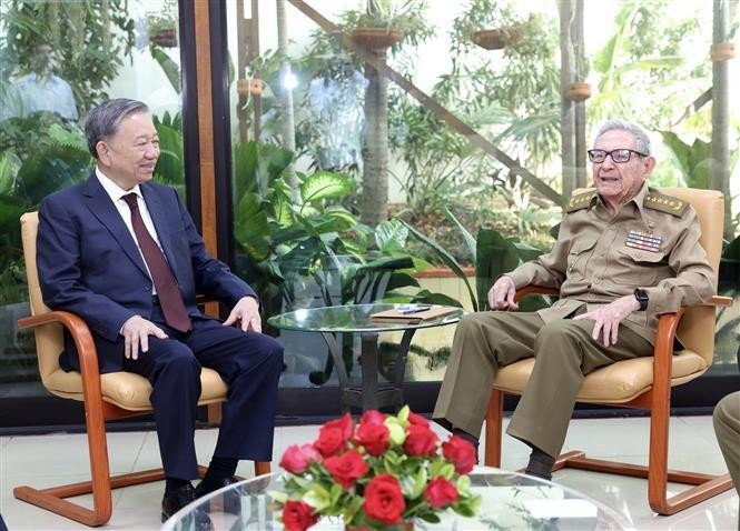 Le secrétaire général du Comité central du Parti communiste du Vietnam et président de l'État, To Lam, (gauche) et le leader de la révolution cubaine, le général Raul Castro Ruz, Photo : VNA.