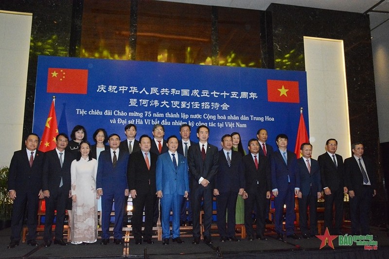 Lors de la cérémonie pour marquer le 75e anniversaire de la fondation de la République populaire de Chine (Fête nationale). Photo : VNA.