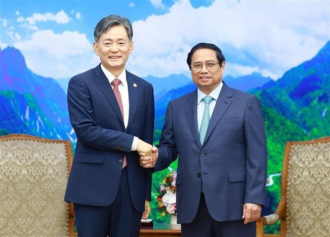 Le Premier ministre Pham Minh Chinh (droite) et le commandant de la Police nationale sud-coréenne Cho Ji Ho. Photo : VNA.