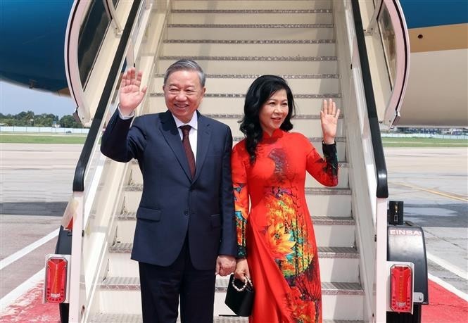 Le secrétaire général du Parti et président To Lam et son épouse ont quitté l'aéroport international José Martí à La Havane. Photo : VNA.