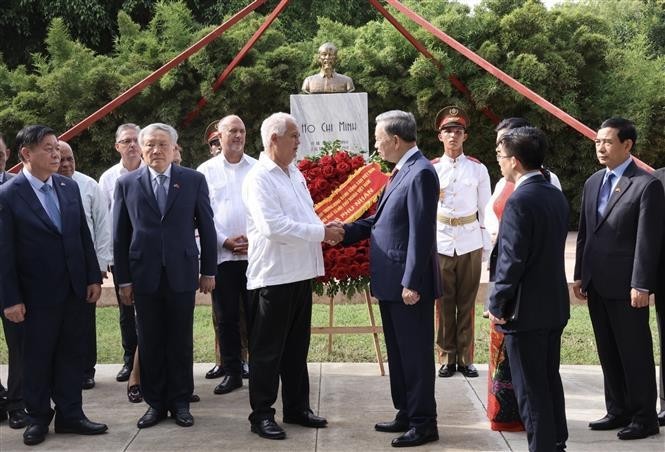 Le dirigeant Tô Lâm dépose une gerbe de fleurs devant la statue monumentale du Président Hô Chi Minh à La Havane. Photo : VNA.