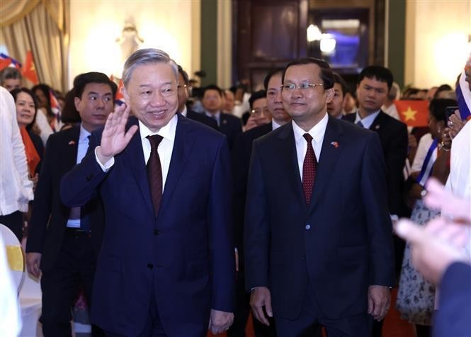 Le secrétaire général du Parti communiste du Vietnam et président To Lam à la rencontre intime avec des représentants d'amitié populaire et des jeunes cubains. Photo : VNA.