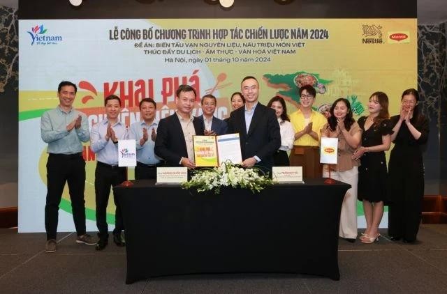 Des représentants de l'Autorité nationale du tourisme du Vietnam (VNAT) et de la marque MAGGI annoncent leur coopération. (Photo avec l'aimable autorisation de Nestlé Vietnam)