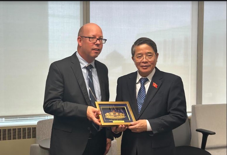 Le vice-président de l'AN Nguyen Duc Hai remet un cadeau au sous-vérificateur général du Canada. Photo: VNA