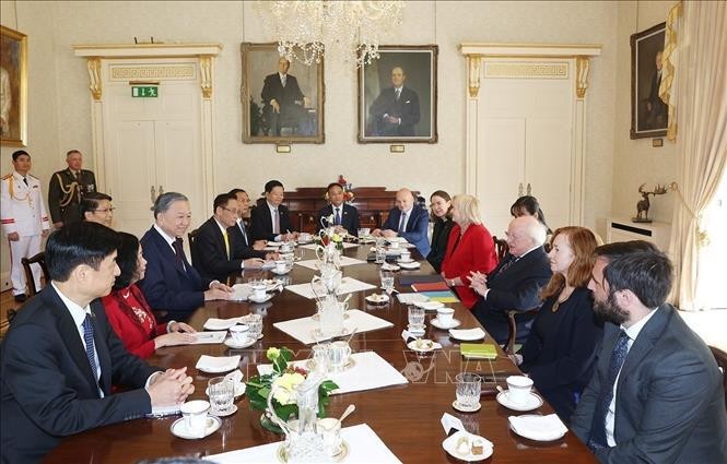 Le secrétaire général et président vietnamien Tô Lâm (3e, à partir de la gauche) et le président irlandais Michael Higgins lors de leur entretien, à Dublin, le 2 octobre. Photo : VNA