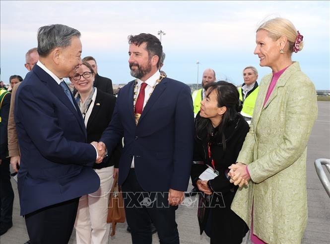 Le dirigeant vietnamien To Lam (à gauche) à l'aéroport de Dublin avant de quitter l'Irlande. Photo : VNA.