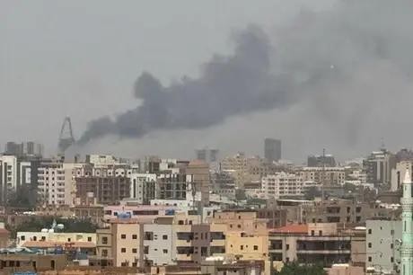 Des colonnes de fumée s'élèvent lors d'un affrontement à Khartoum, au Soudan. Source : Reuters