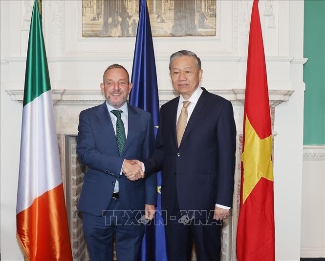 Le secrétaire général du Parti communiste du Vietnam et président vietnamien Tô Lâm (à droite) et le président du Sénat irlandais Jerry Buttimer, à Dublin, le 3 octobre. Photo: VNA