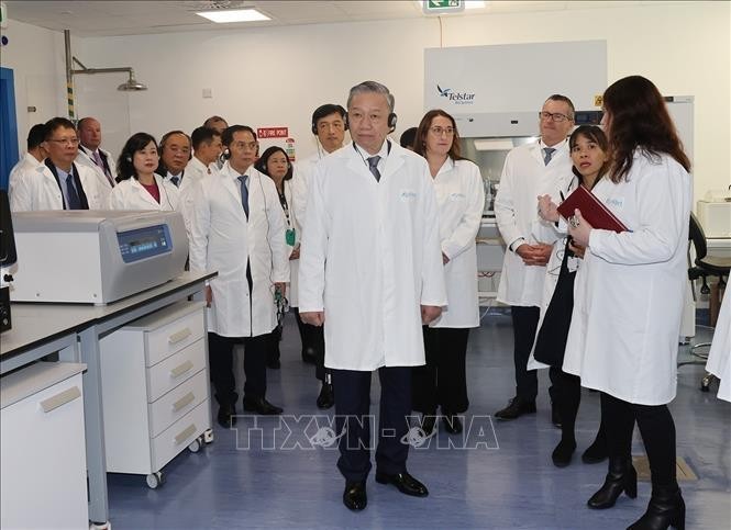 Le secrétaire général du Parti communiste du Vietnam et président vietnamien Tô Lâm visitant l’Institut national de recherche et de formation en bioprocédés (NIBRT), à Dublin, le 3 octobre. Photo: VNA.