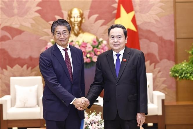 Le président de l'Assemblée nationale, Tran Thanh Man (droite), et l'ambassadeur du Japon au Vietnam, Ito Naoki. Photo: VNA