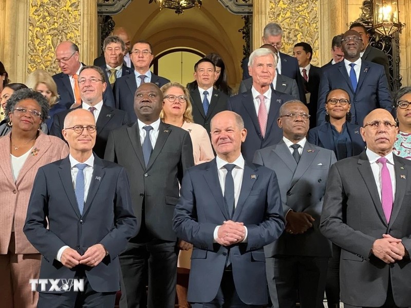 Le vice-Premier ministre Ho Duc Phoc prend des photos avec les dirigeants du gouvernement et des États participant à la Conférence sur le développement durable de Hambourg (HSC). Photo : VNA