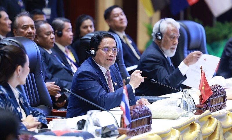 Le Premier ministre Pham Minh Chinh (centre) s’exprime lors de la session plénière du 44e Sommet de l’ASEAN à Vientiane, au Laos, le 9 octobre. Photo : VNA 