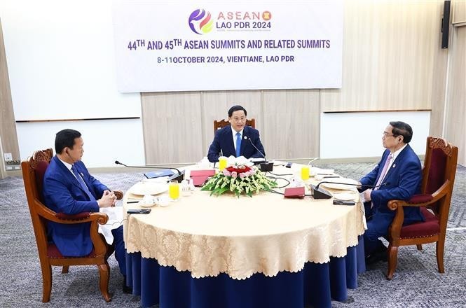 Les Premiers ministres du Vietnam, du Cambodge et du Laos prennent ensemble un petit-déjeuner de travail. Photo : VNA.